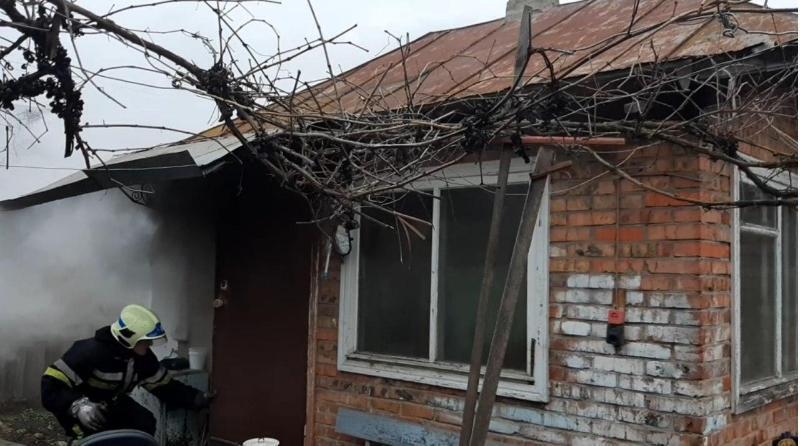 На Сумщині вогнеборці врятували двох літніх людей на пожежі