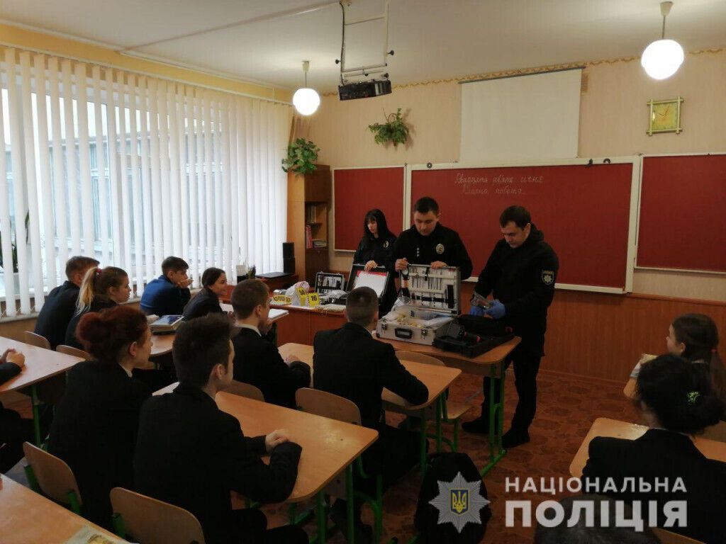 Майстер-клас від криміналістів: старшокласники з Маріуполя практикувалися збирати сліди злочину