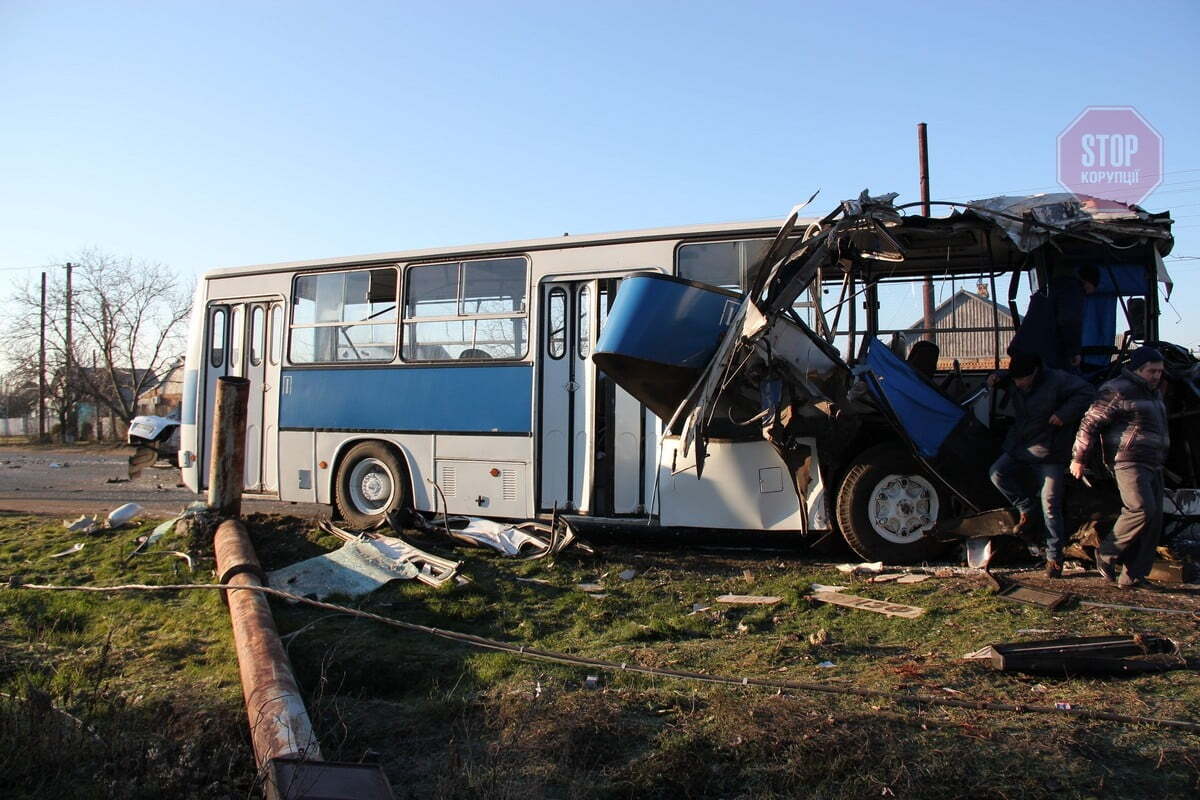 На Дніпропетровщині сталася масштабна ДТП: кількість постраждалих і загиблих встановлюється (фото, відео)