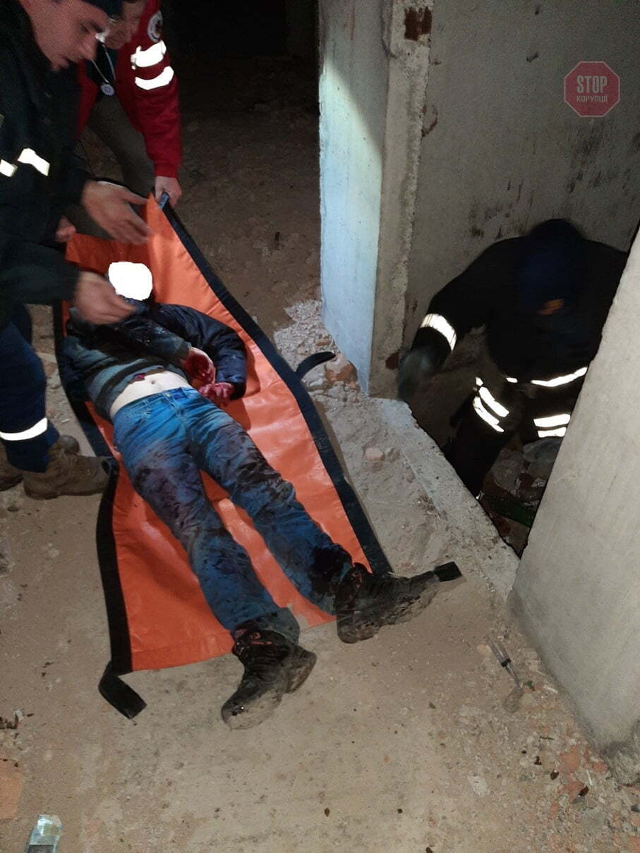 Впав у шахту ліфта з висоти сьомого поверху: у Кропивницькому врятували юнака (фото)