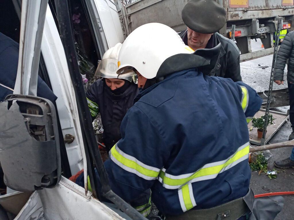 Дніпропетровська область: рятувальники деблокували водія з понівеченої автівки