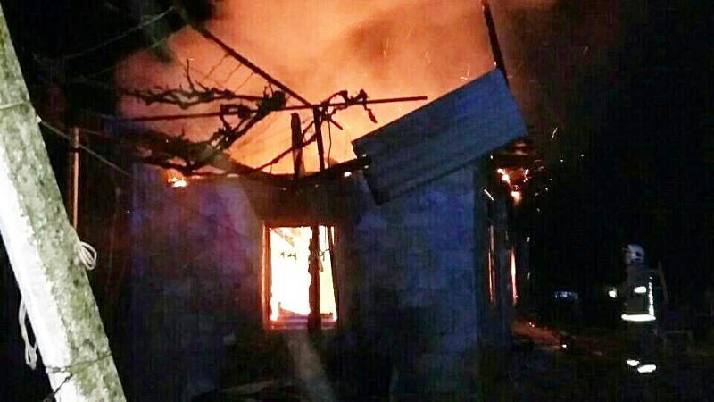 Закарпатські вогнеборці гасили житловий будинок, що горів у Шаланках