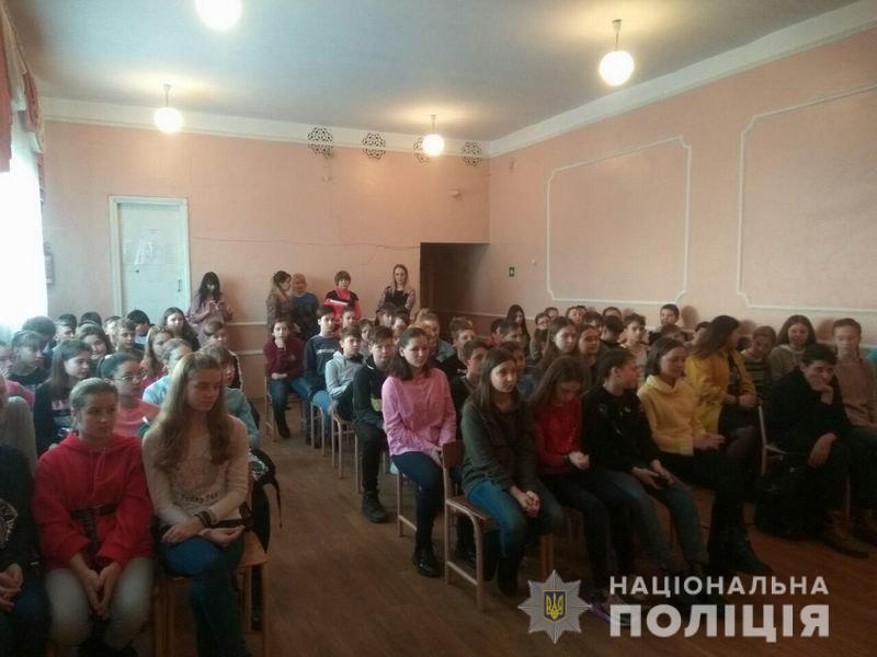 Слов'янські поліцейські вчать школярів протистояти булінгу