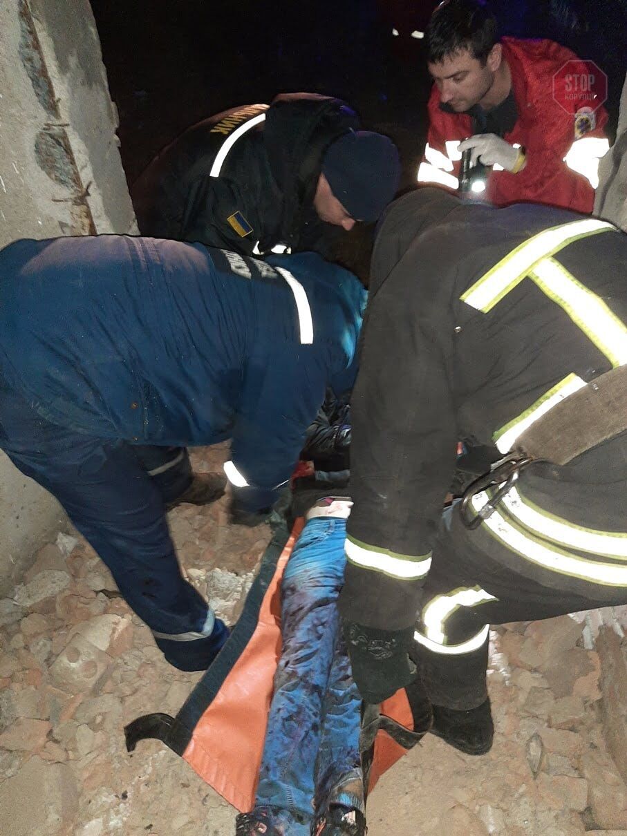 Впав у шахту ліфта з висоти сьомого поверху: у Кропивницькому врятували юнака (фото)
