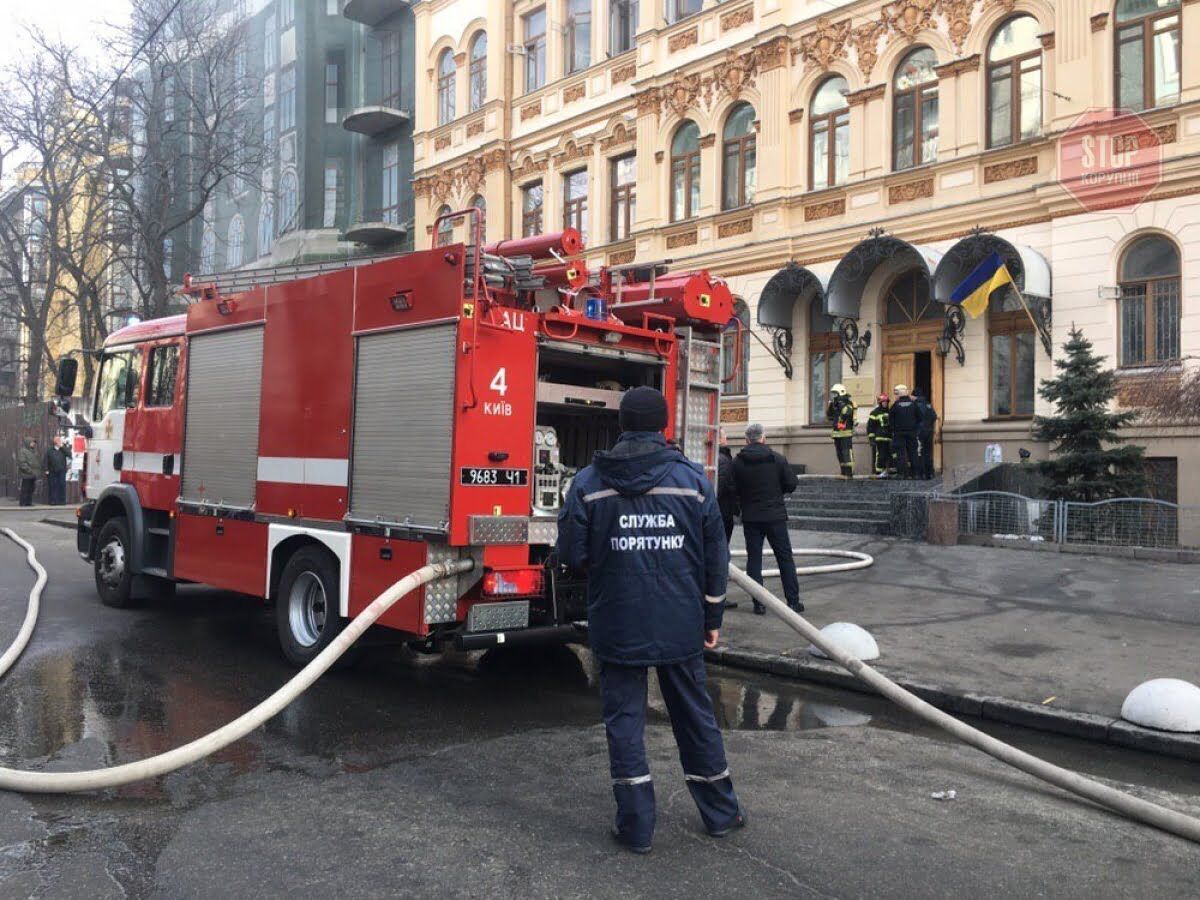 У Києві горить будівля Мінкульту України – 30 пожежних і 10 одиниць техніки рятують людей (фото, відео)