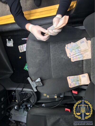 Перед Законом відповідатиме організована група з двох слідчих поліції Мелітополя та громадянина, які вимагали 10 тис. доларів США від харківської підприємиці