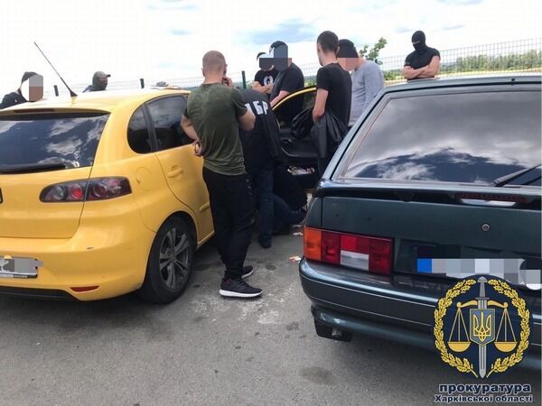 Перед Законом відповідатиме організована група з двох слідчих поліції Мелітополя та громадянина, які вимагали 10 тис. доларів США від харківської підприємиці