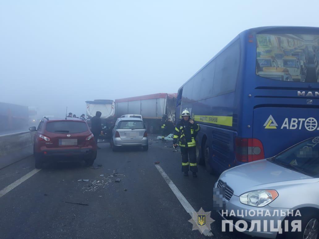 Правоохоронці встановлюють обставини масштабної аварії на трасі «Одеса-Київ» (ДОДАНО ВІДЕО)