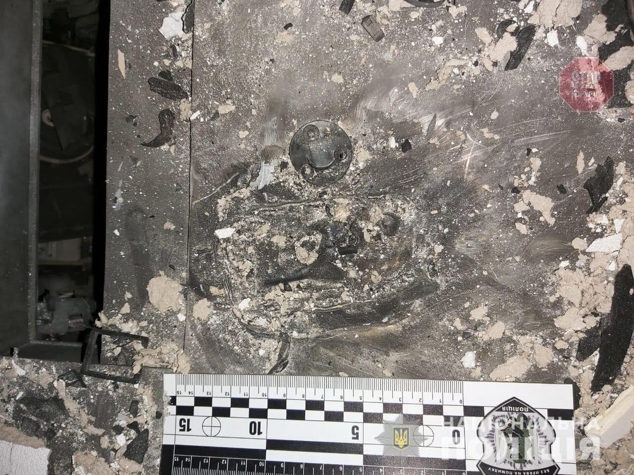 У Харкові невідомі заради грошей підірвали банкомат (фото, відео)