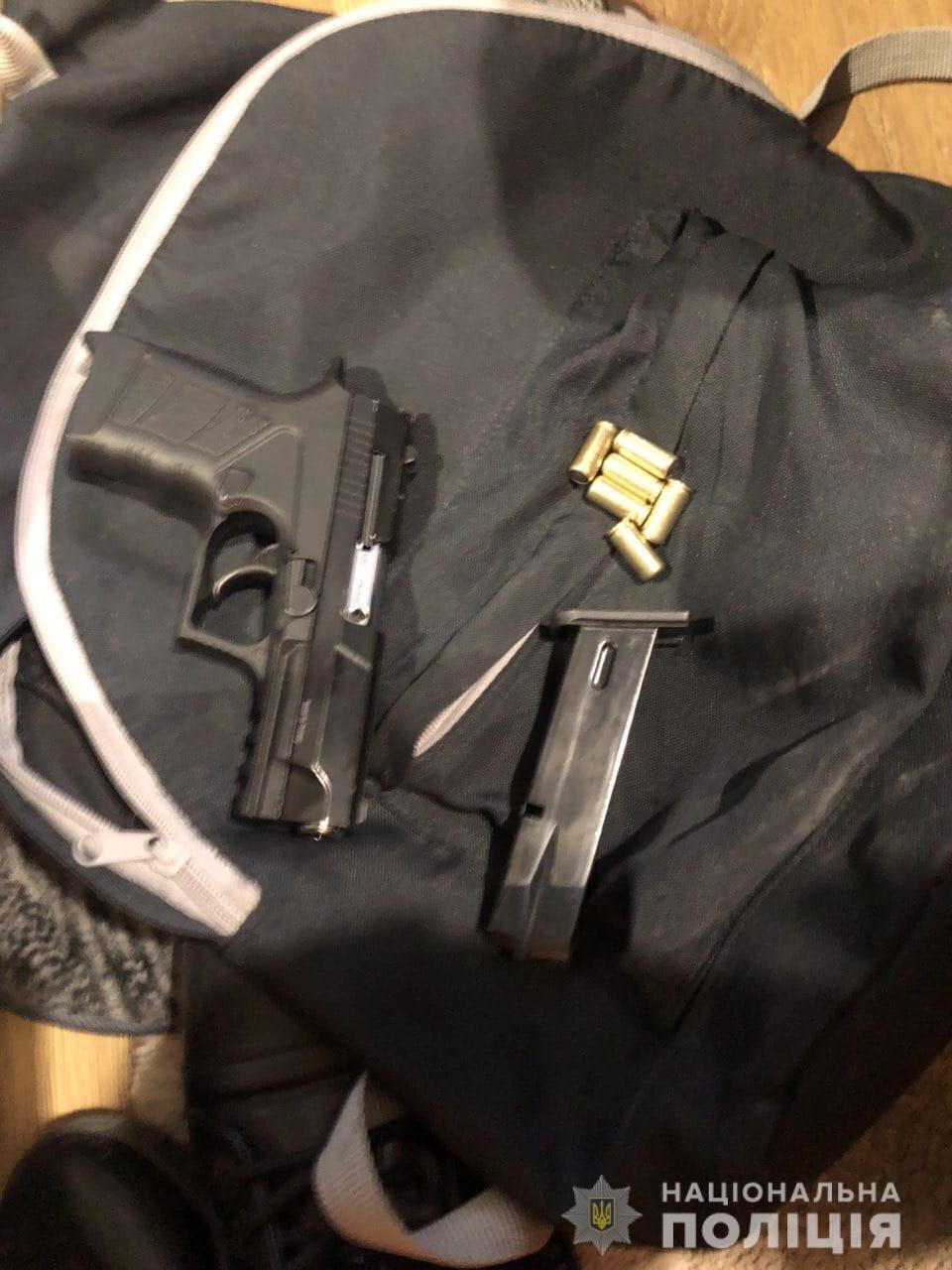 В Одесі поліцейські затримали групу осіб за підозрою в озброєному розбійному нападі на інкасаторський автомобіль