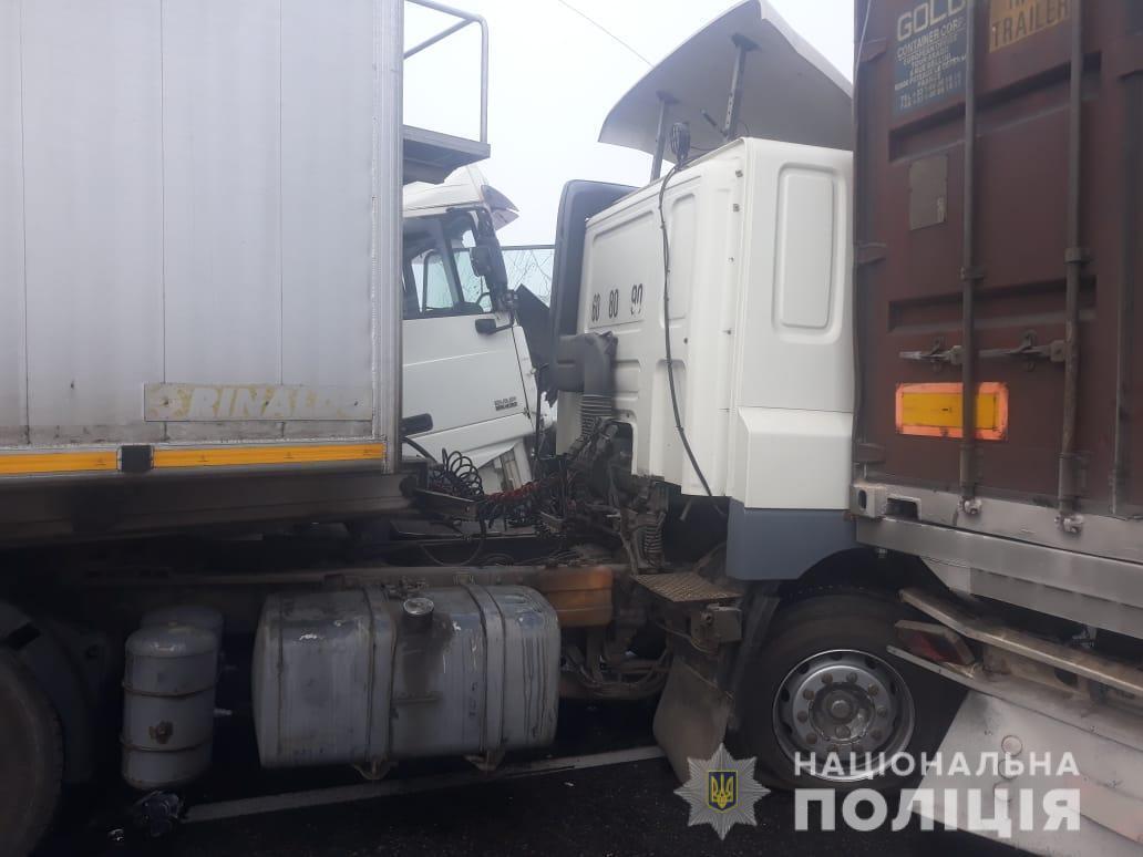 Правоохоронці встановлюють обставини масштабної аварії на трасі «Одеса-Київ» (ДОДАНО ВІДЕО)