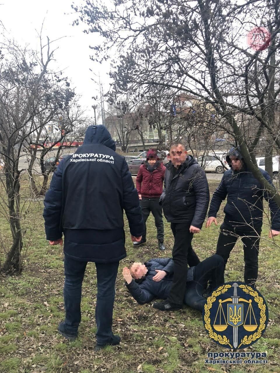 У Харкові підполковник поліції погорів на доларовому хабарі та кинув маленьку доньку (фото)