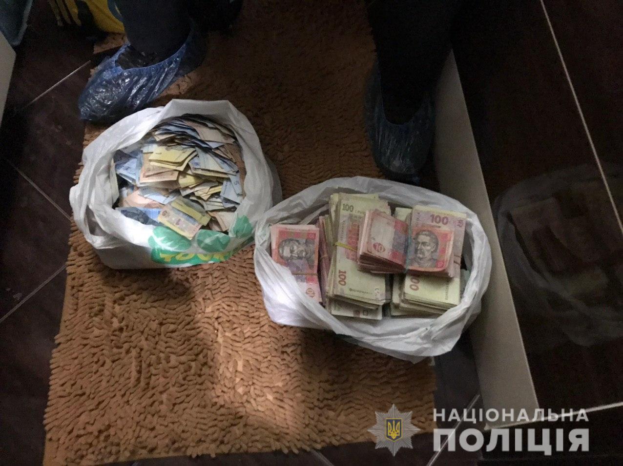 В Одесі поліцейські затримали групу осіб за підозрою в озброєному розбійному нападі на інкасаторський автомобіль
