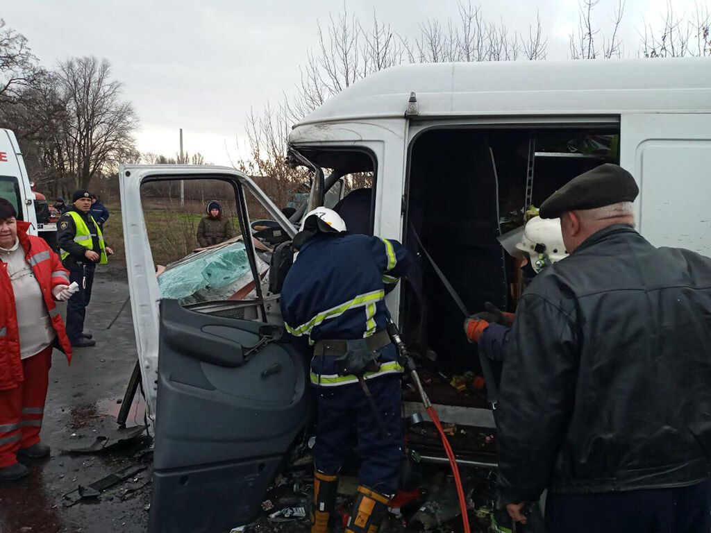 Дніпропетровська область: рятувальники деблокували водія з понівеченої автівки