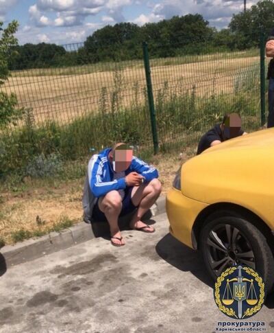 Перед Законом відповідатиме організована група з двох слідчих поліції Мелітополя та громадянина, які вимагали 10 тис. доларів США від харківської підприємиці