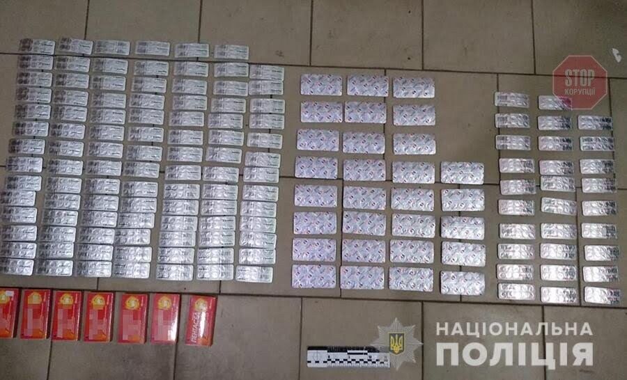 На Запоріжжі поліція вилучила в аптеці понад 1600 кодеїновмісних пігулок (фото)