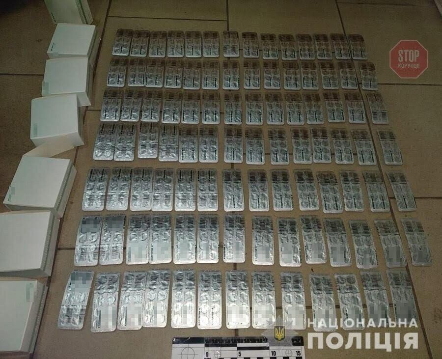На Запоріжжі поліція вилучила в аптеці понад 1600 кодеїновмісних пігулок (фото)