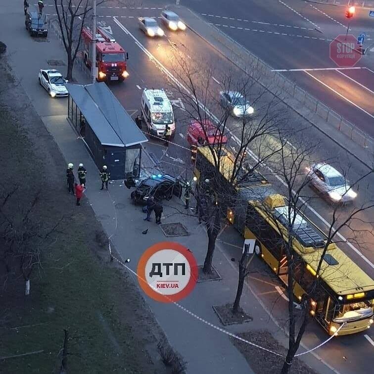 У Києві авто на швидкості влетіло в зупинку з людьми: відео смертельної аварії