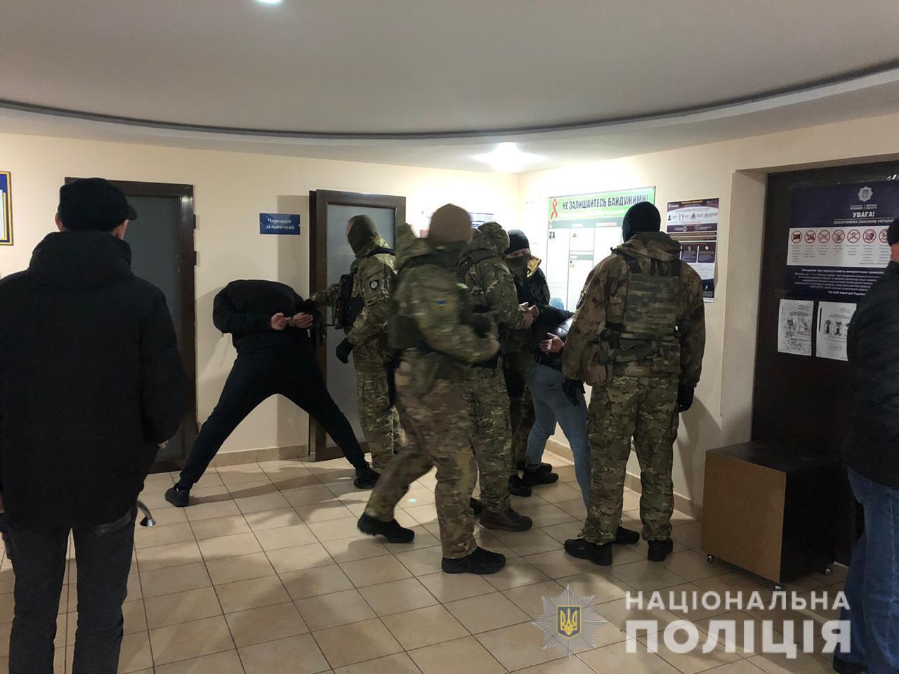 В Одесі поліцейські затримали групу осіб за підозрою в озброєному розбійному нападі на інкасаторський автомобіль
