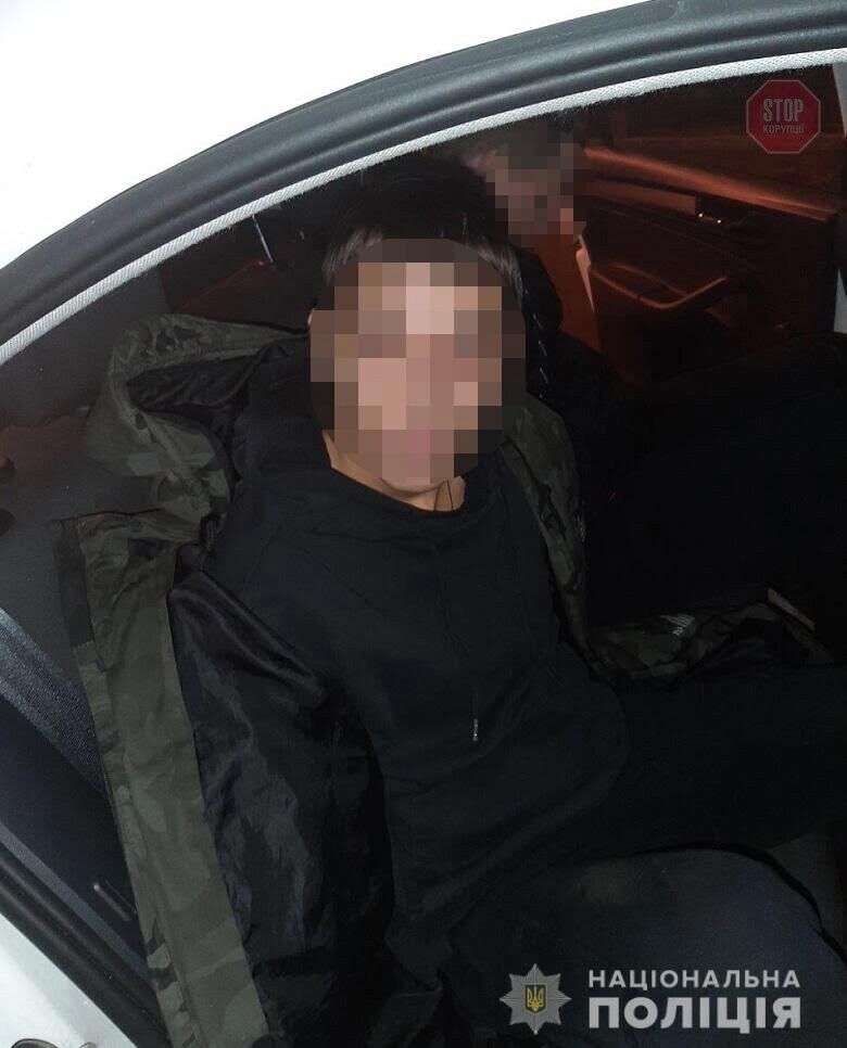 У Києві затримали горе-крадіїв, які зламали банкомат, але не дістали гроші