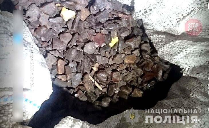 Віз незаконно добутий бурштин на мопеді: на Рівненщині затримали правопорушника