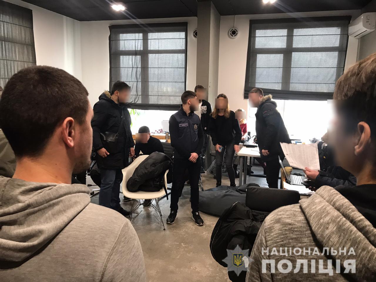 Кіберполіція припинила діяльність масштабної групи, яка займалася організацією діяльності платформ для онлайн-казино