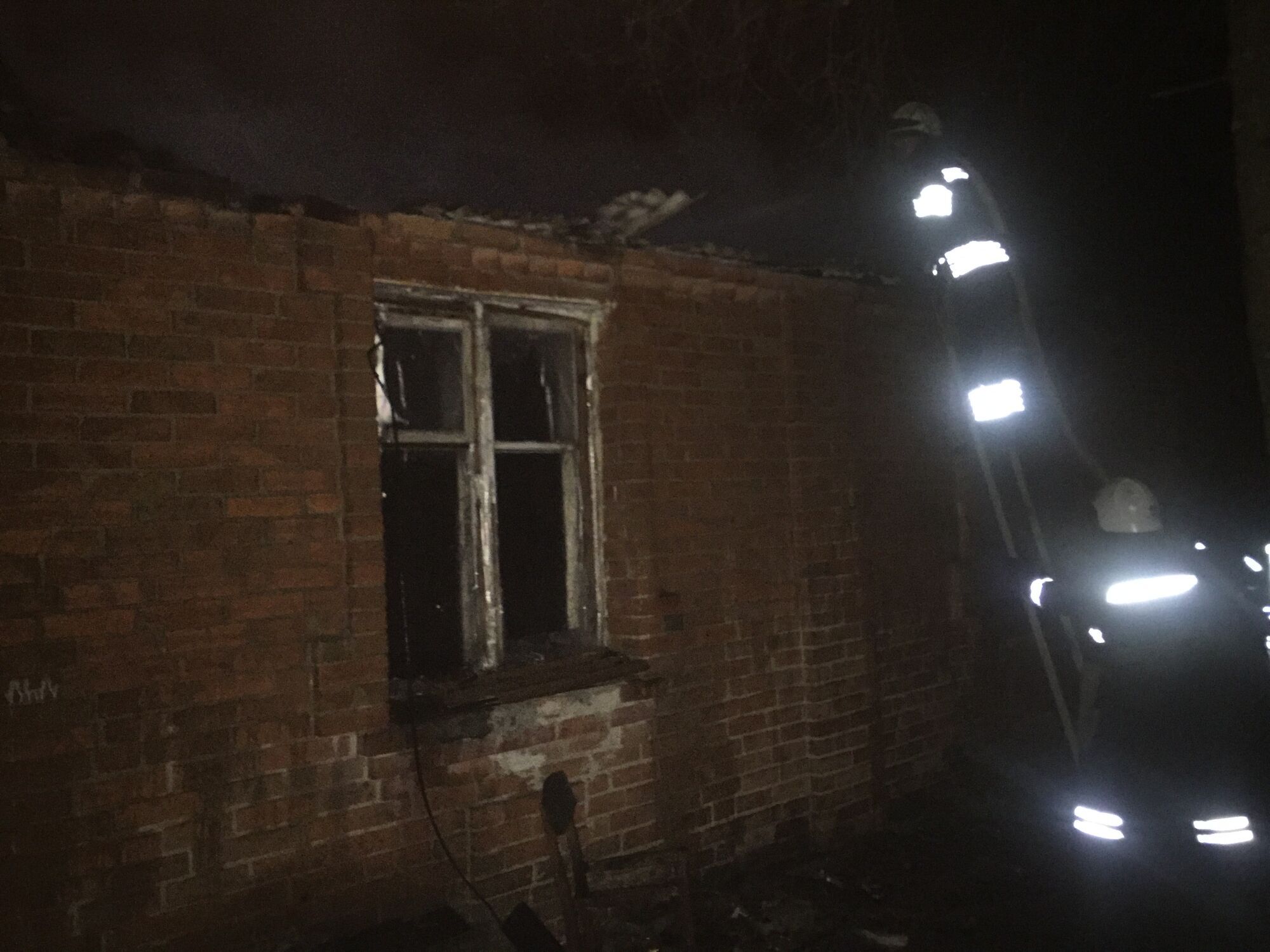 Луганська область: рятувальники ліквідували загоряння даху житлового будинку