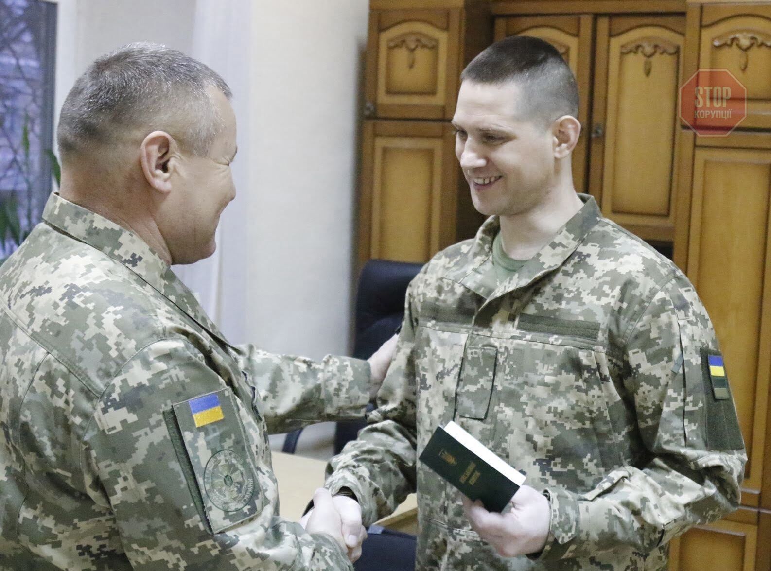 Звільнені з полону військові отримали документи бійців ЗСУ (фото)