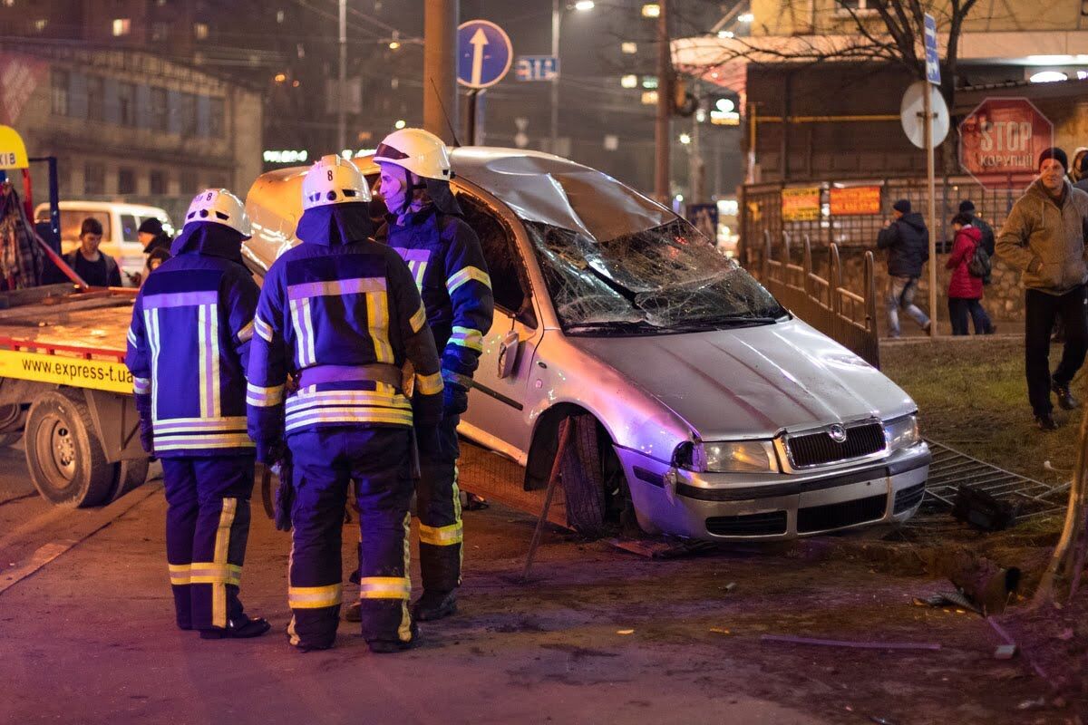 Підрізав авто і спричинив ДТП: в Києві перевернувся легковик (фото)