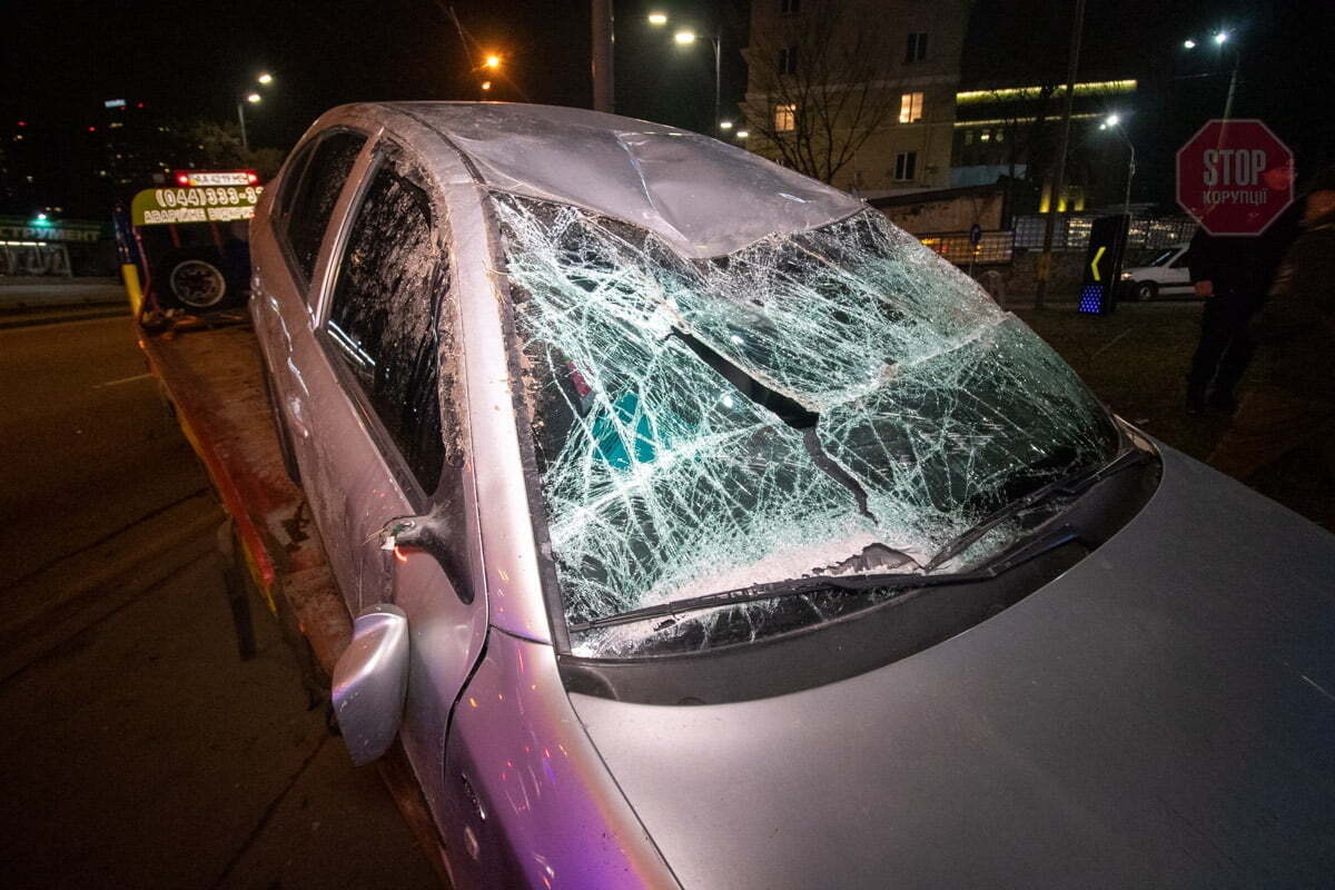 Підрізав авто і спричинив ДТП: в Києві перевернувся легковик (фото)