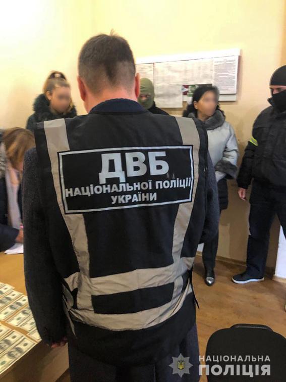 У Дніпрі внутрішня безпека поліції затримала жінку на передачі п’яти  тисяч доларів хабаря посадовцю поліції