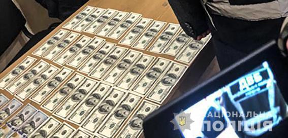 У Дніпрі внутрішня безпека поліції затримала жінку на передачі п’яти  тисяч доларів хабаря посадовцю поліції