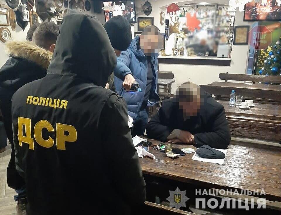 На Дніпропетровщині заступника голови селищної об’єднаної тергромади викрили на доларовому хабарі (фото)