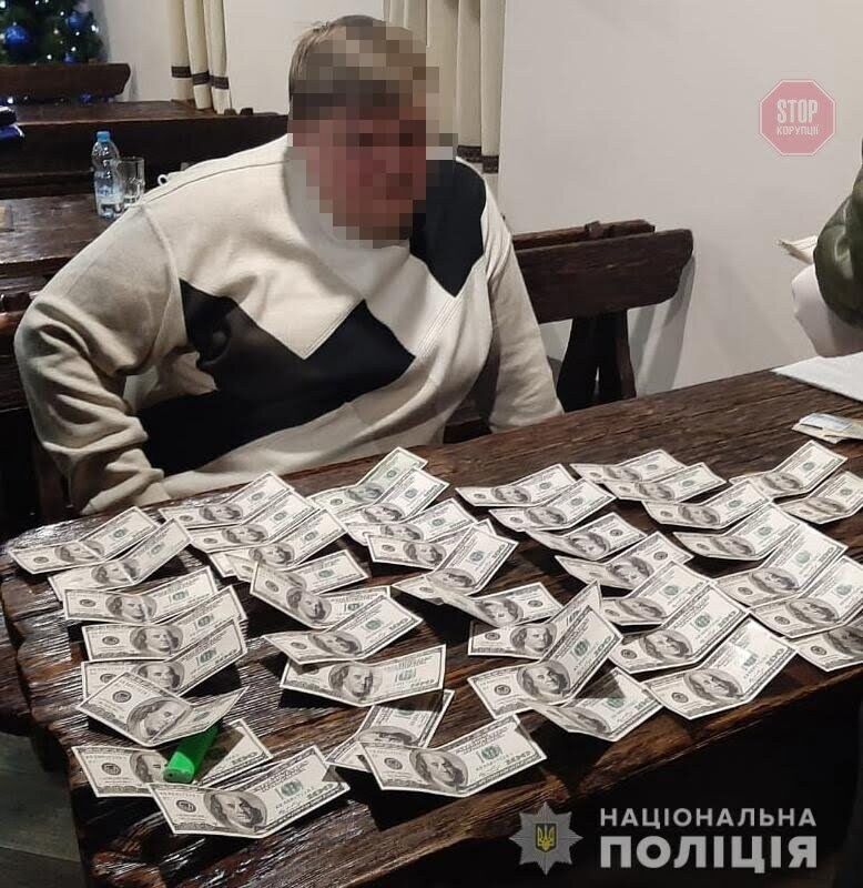 На Дніпропетровщині заступника голови селищної об’єднаної тергромади викрили на доларовому хабарі (фото)