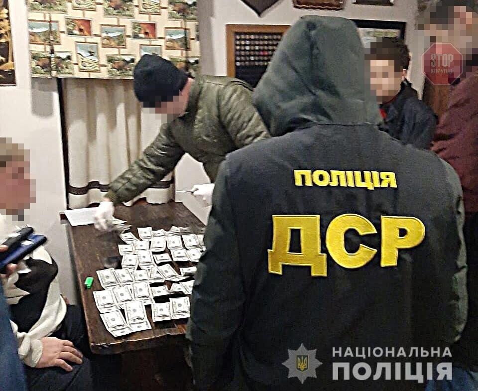 На Дніпропетровщині заступника голови селищної об’єднаної тергромади викрили на доларовому хабарі (фото)