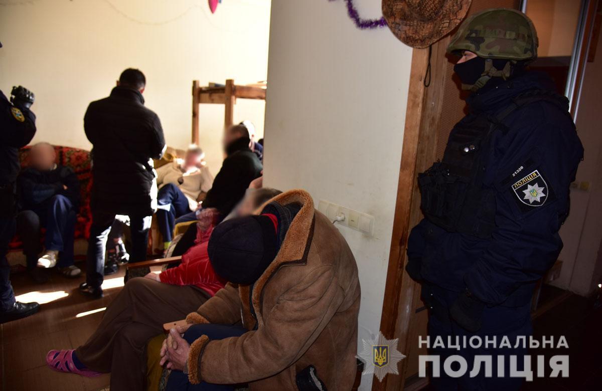 Поліцейські Донеччини викрили групу осіб, які утримували людей в трудовому рабстві