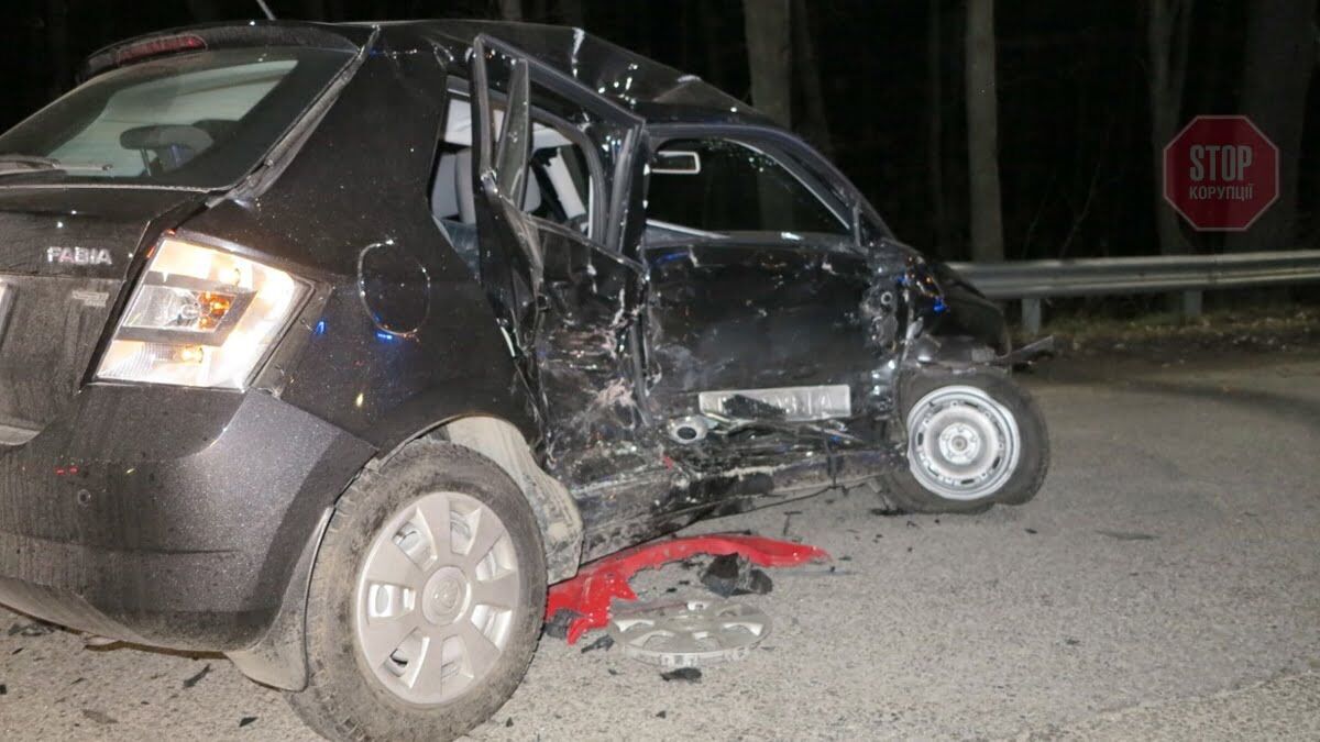 У Києві сталося ДТП: водій у важкому стані (фото)