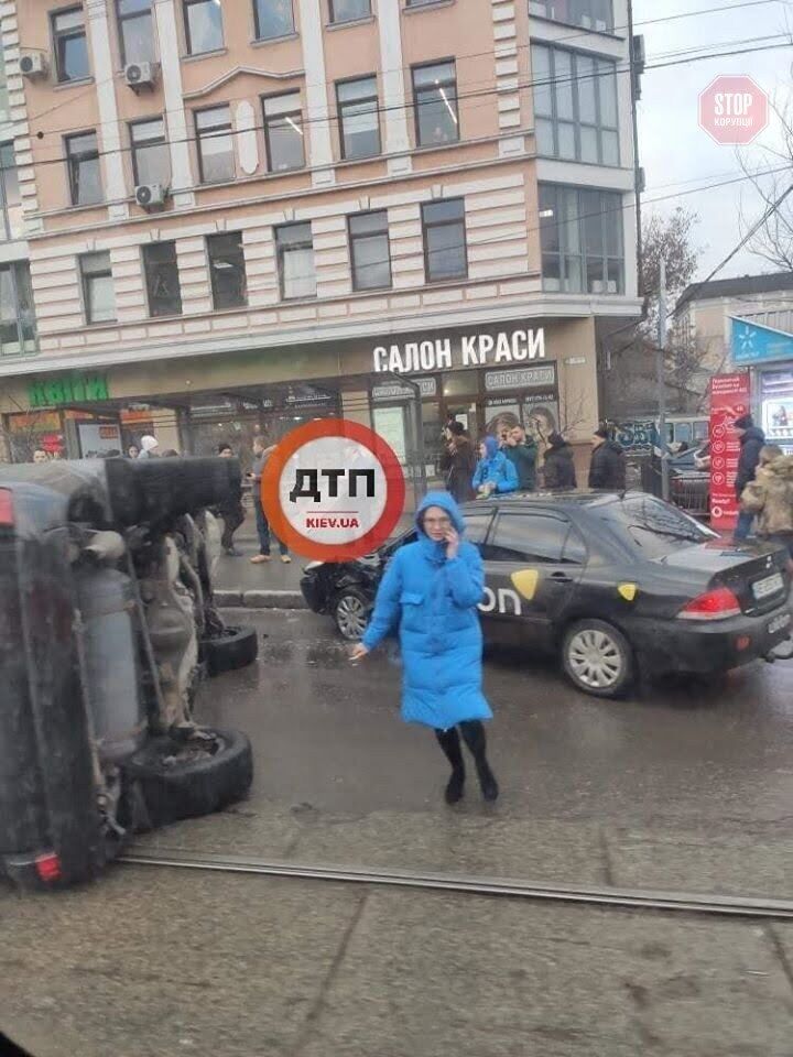 Протаранив таксі на перекинувся: подробиці ДТП з постраждалими у столиці (фото)