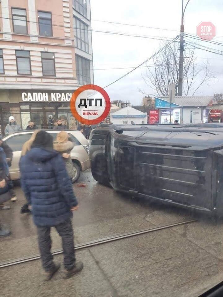 Протаранив таксі на перекинувся: подробиці ДТП з постраждалими у столиці (фото)