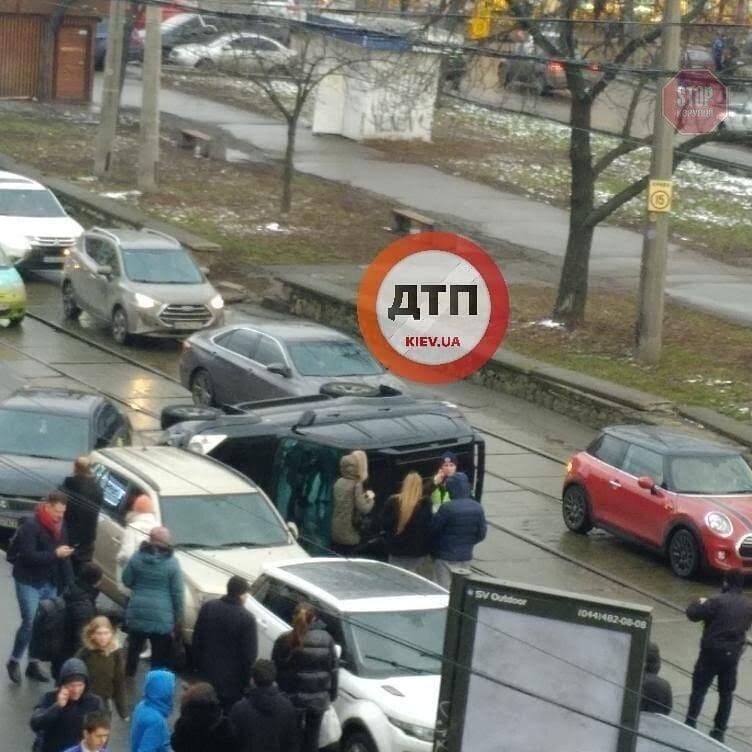 Протаранив таксі на перекинувся: подробиці ДТП з постраждалими у столиці (фото)