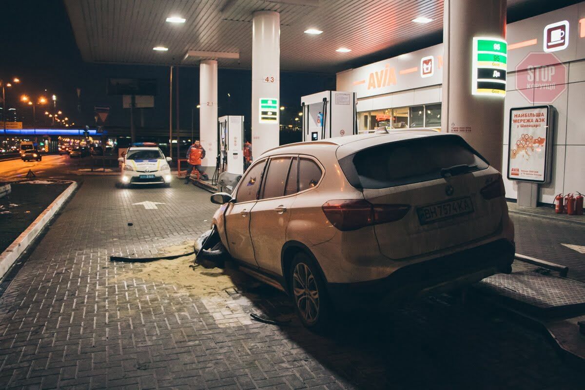 Водій BMW влетів у заправку в столиці (фото)