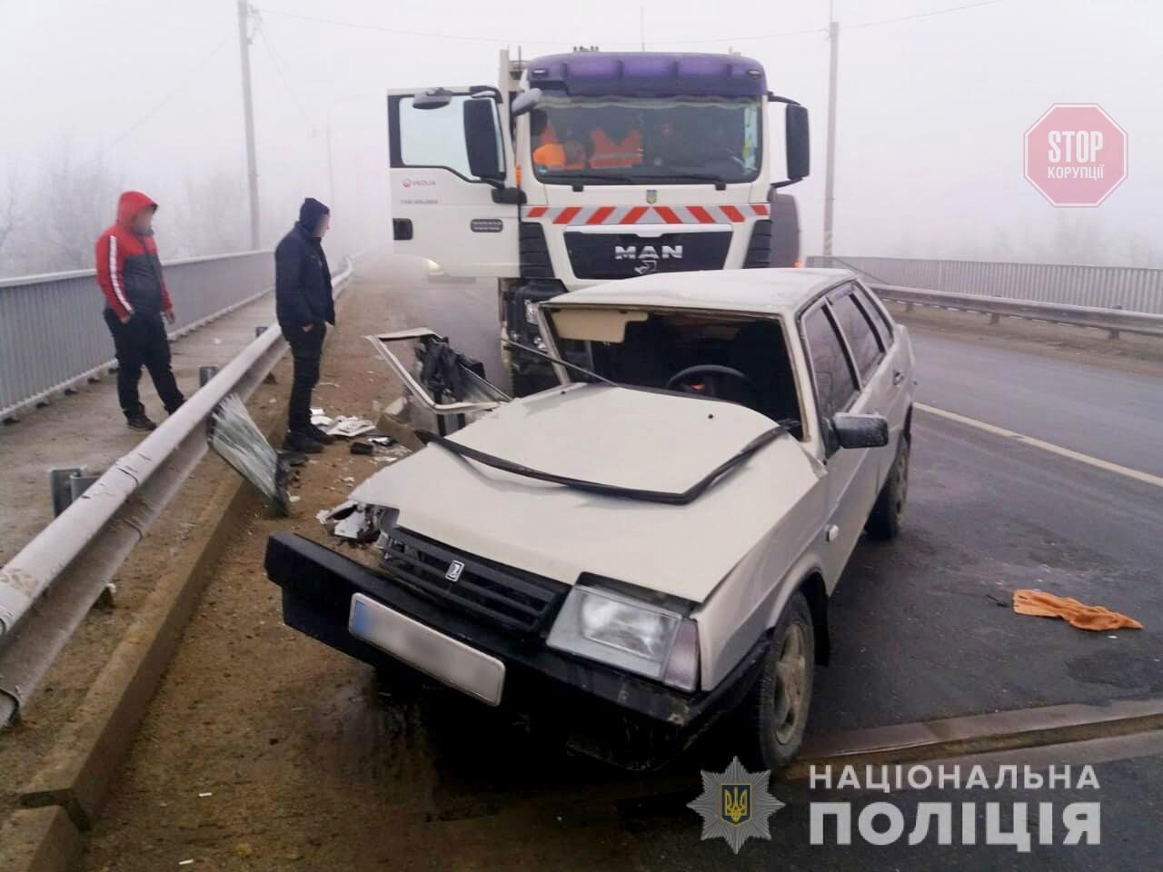 Вантажівка втаранилась в легковик на Буковині: двоє людей в лікарні (фото)