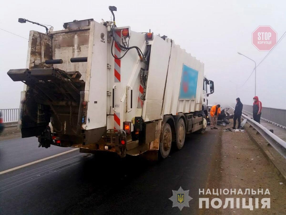 Вантажівка втаранилась в легковик на Буковині: двоє людей в лікарні (фото)