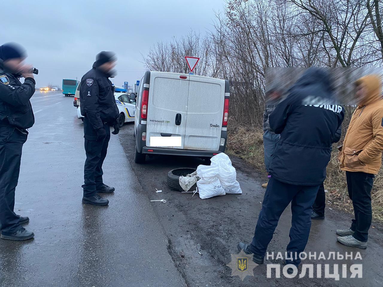 На Рівненщині поліцейські викрили голову сільради на незаконному перевезенні 30 кілограмів бурштину