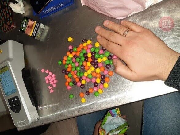 Солодощі з наркотиками: у ''Борисполі'' затримали українку з партією екстазі (фото)