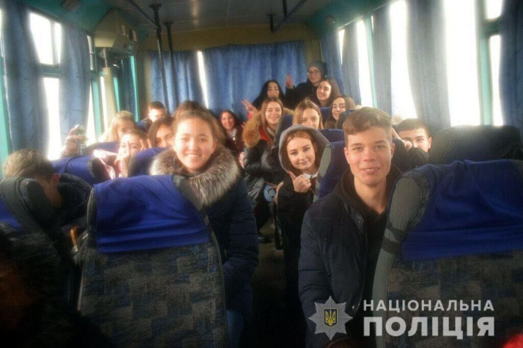 Поліцейські Покровська та лігівці відвідали Дружківську льодову арену