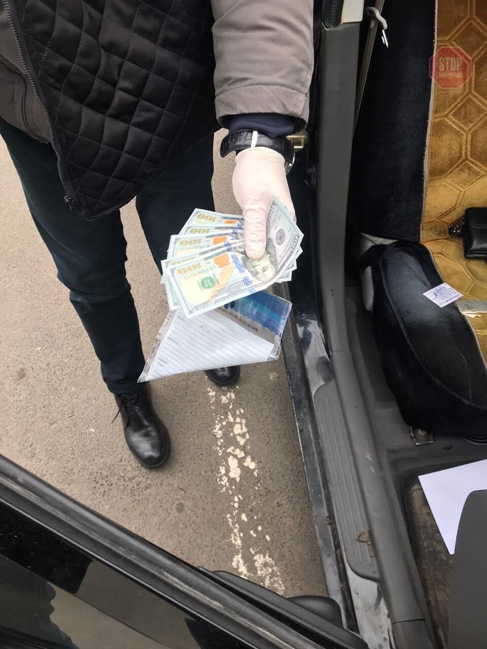 На Житомирщині затримали поліцейського, який вимагав хабар (фото)