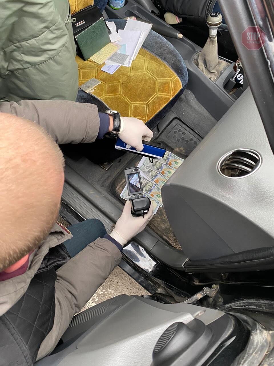 На Житомирщині затримали поліцейського, який вимагав хабар (фото)