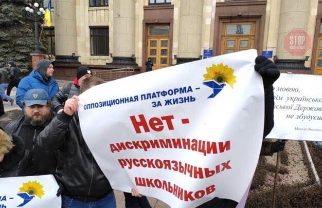 Проросійських активістів, які вишли на мітинг у Харкові, закидали яйцями (фото)