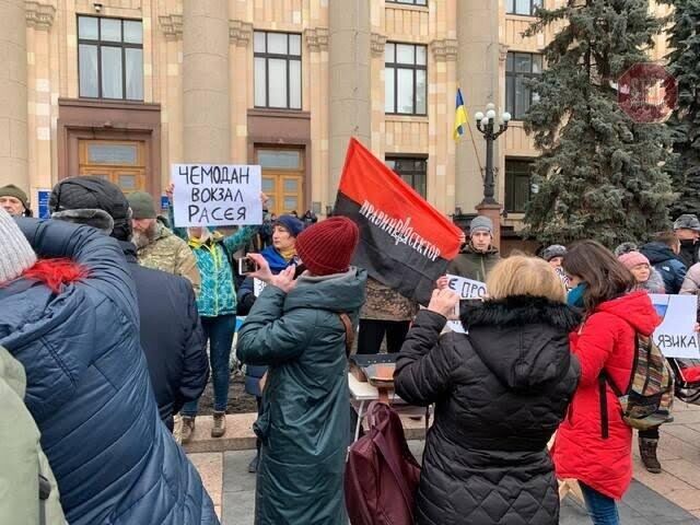 Проросійських активістів, які вишли на мітинг у Харкові, закидали яйцями (фото)